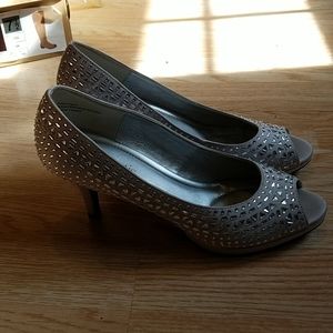 Kelly & Katie Silver Rhinestone Pumps 7.5 Low heel
